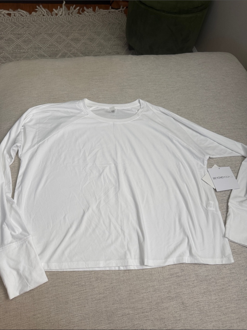 Beyond Yoga White Women's Long-Sleeve Crewneck Top
